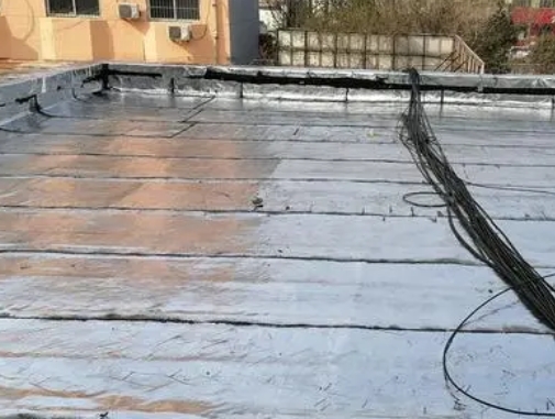 向阳卫生间漏水维修公司分享下向阳屋面楼顶防水刚性防水层施工要点。